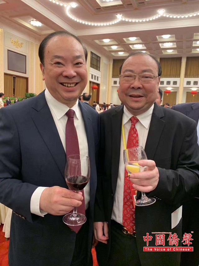 中国侨联主席万立骏(右),美东华人社团联合总会主席陈清泉(左)。